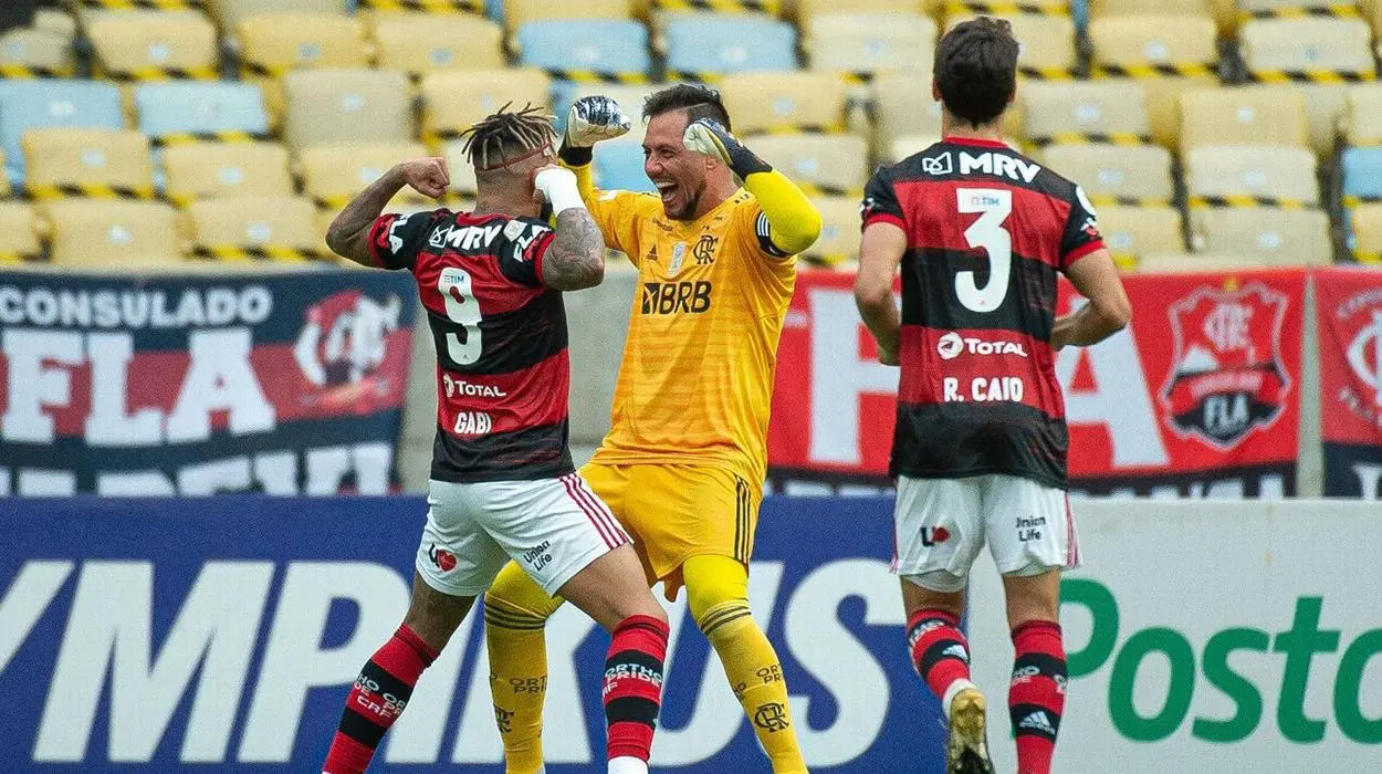 Diego Alves comemora com Gabigol no Flamengo