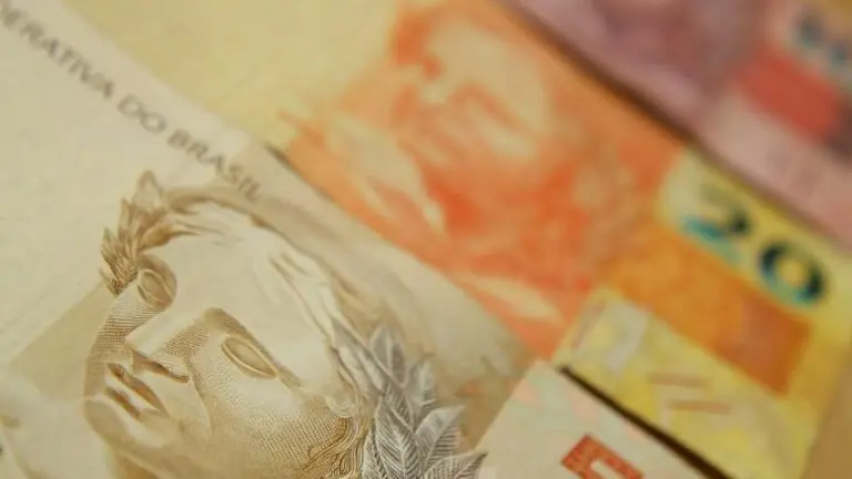 Salário mínimo: entenda como é feito o cálculo de reajuste dos valores