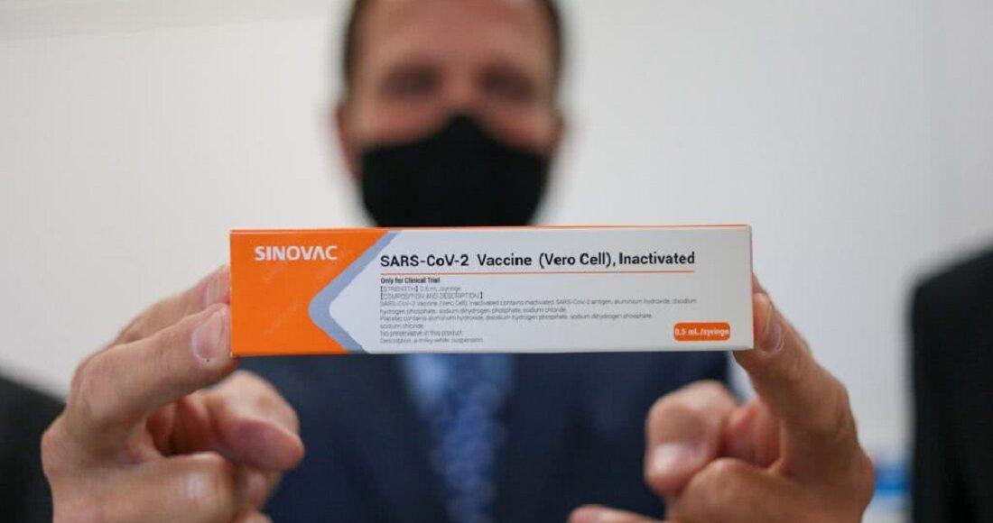 Produção da CoronaVac: Dória segurando a vacina
