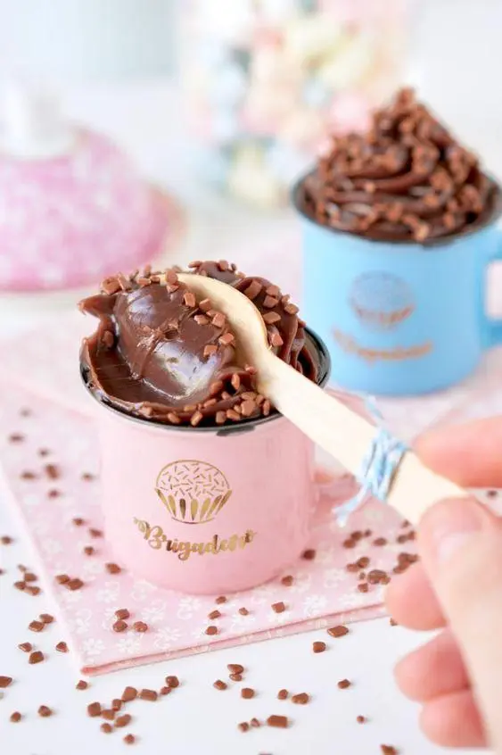 Imagem mostra brigadeiro de colher