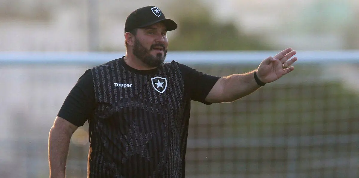 Eduardo Barroca volta a ser treinador do Botafogo, mas está fora do clássico por Covid-19