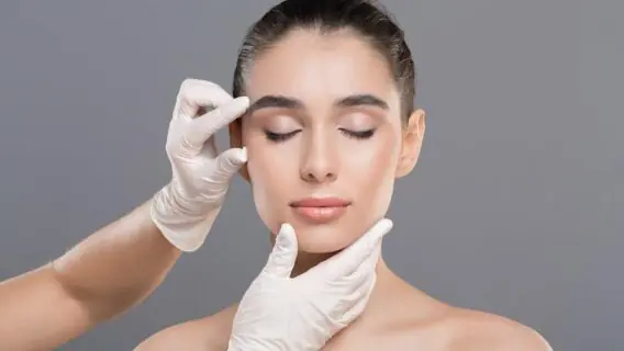 Vacina de covid-19 causa efeitos colaterais em pessoas com preenchimento facial