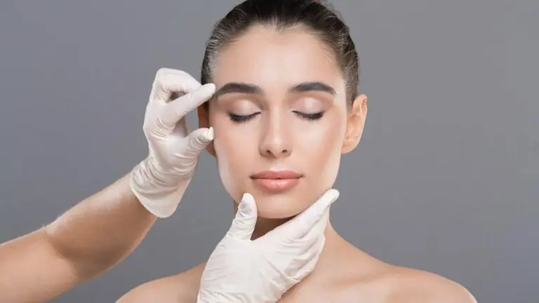 Vacina de covid-19 causa efeitos colaterais em pessoas com preenchimento facial