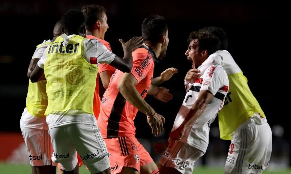 São Paulo abre sete pontos na liderança