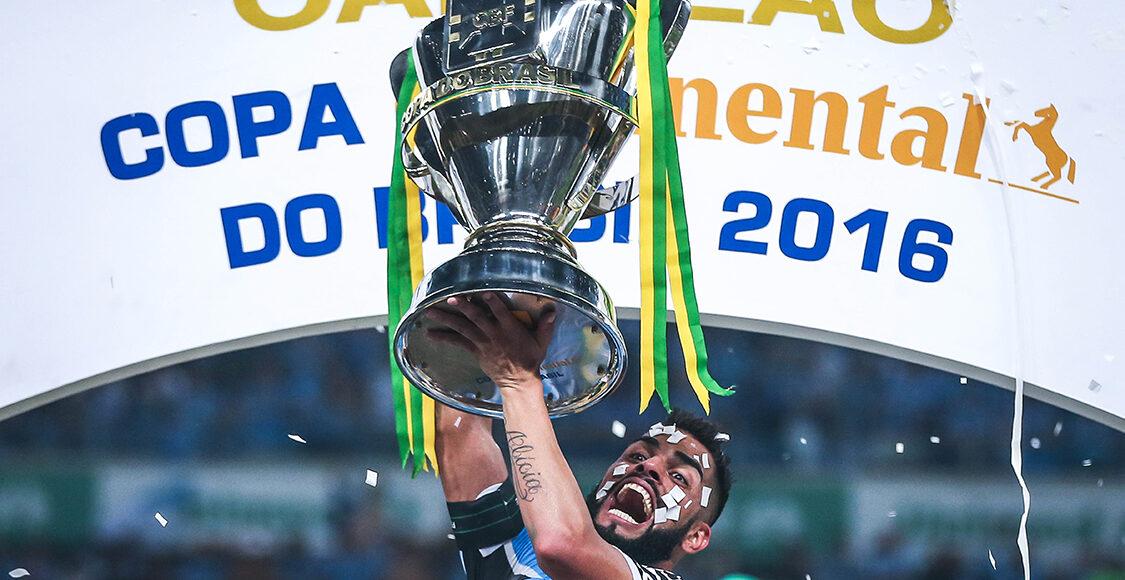 Capitão em 2016, Maicon levanta a taça do título do Grêmio na Copa do Brasil