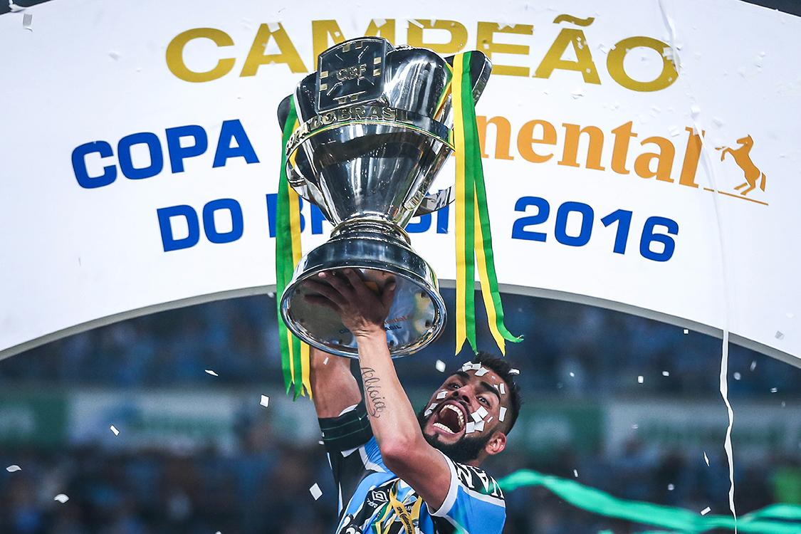 Capitão em 2016, Maicon levanta a taça do título do Grêmio na Copa do Brasil