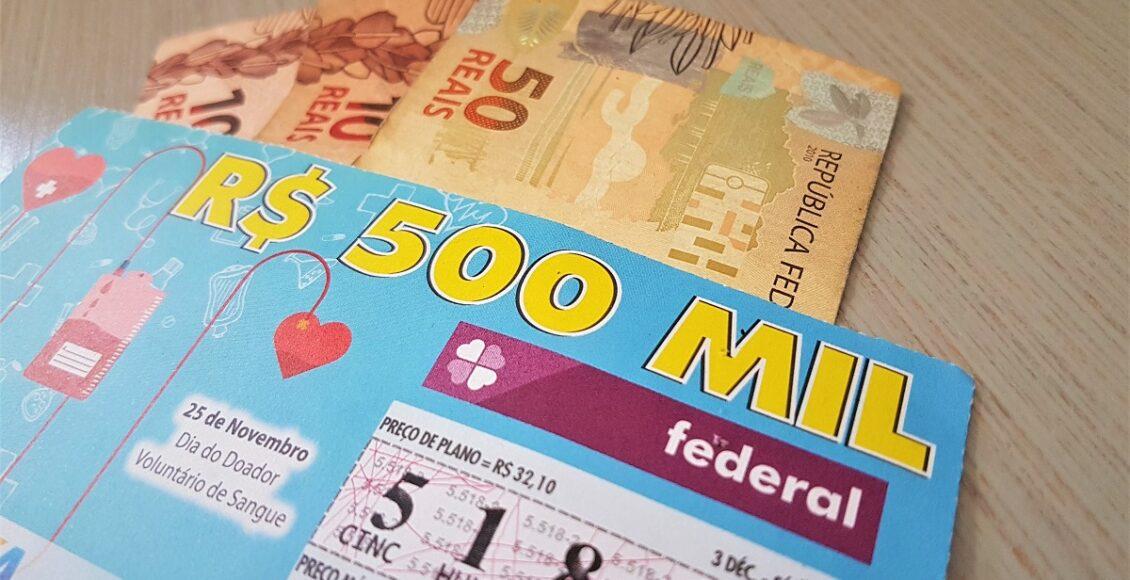 loteria federal 5525 loteria federal de natal - A imagem mostra um bilhete da Federal em cima de uma nota de cinquenta reais e duas de dez reais