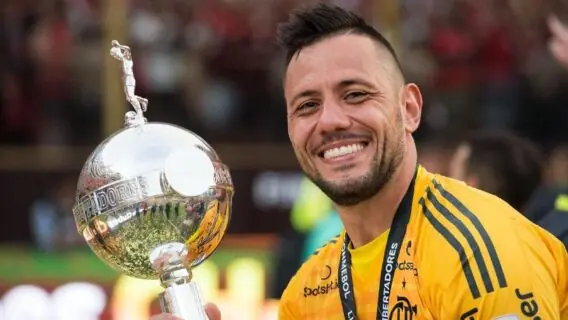 Diego Alves encerra novela e fica no Flamengo: entenda a negociação