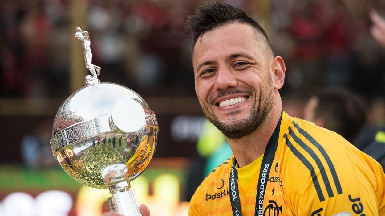 Diego Alves com o troféu da Lubertadores conquistado pelo Flamengo