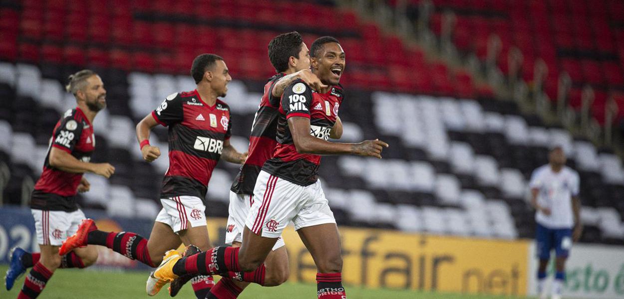 Jogadores do Flamengo comemoram gol contra o Bahia