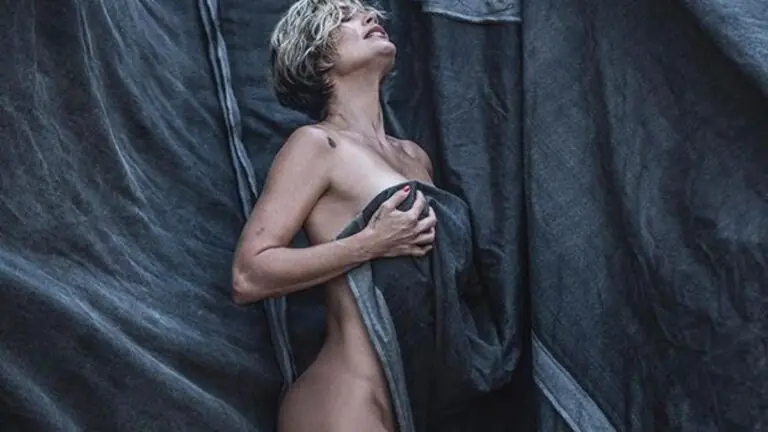 Flávia Alessandra posa nua e enrolada em um lençol, veja o vídeo