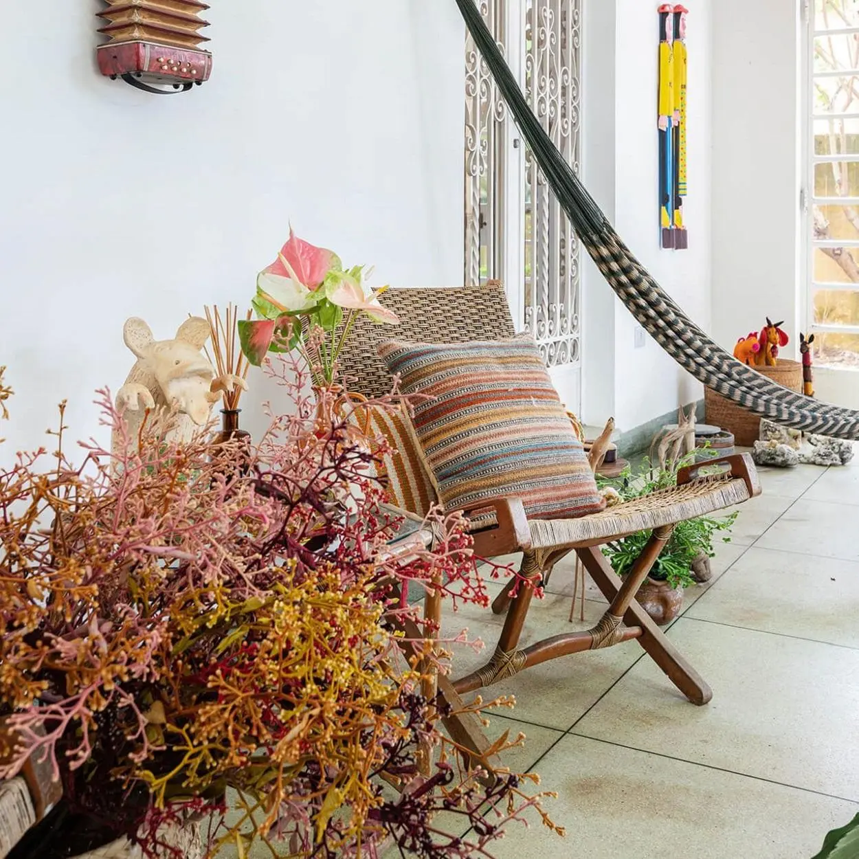 Flores secas na varanda