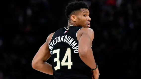 Giannis renova contrato com Bucks e terá maior salário da história da NBA