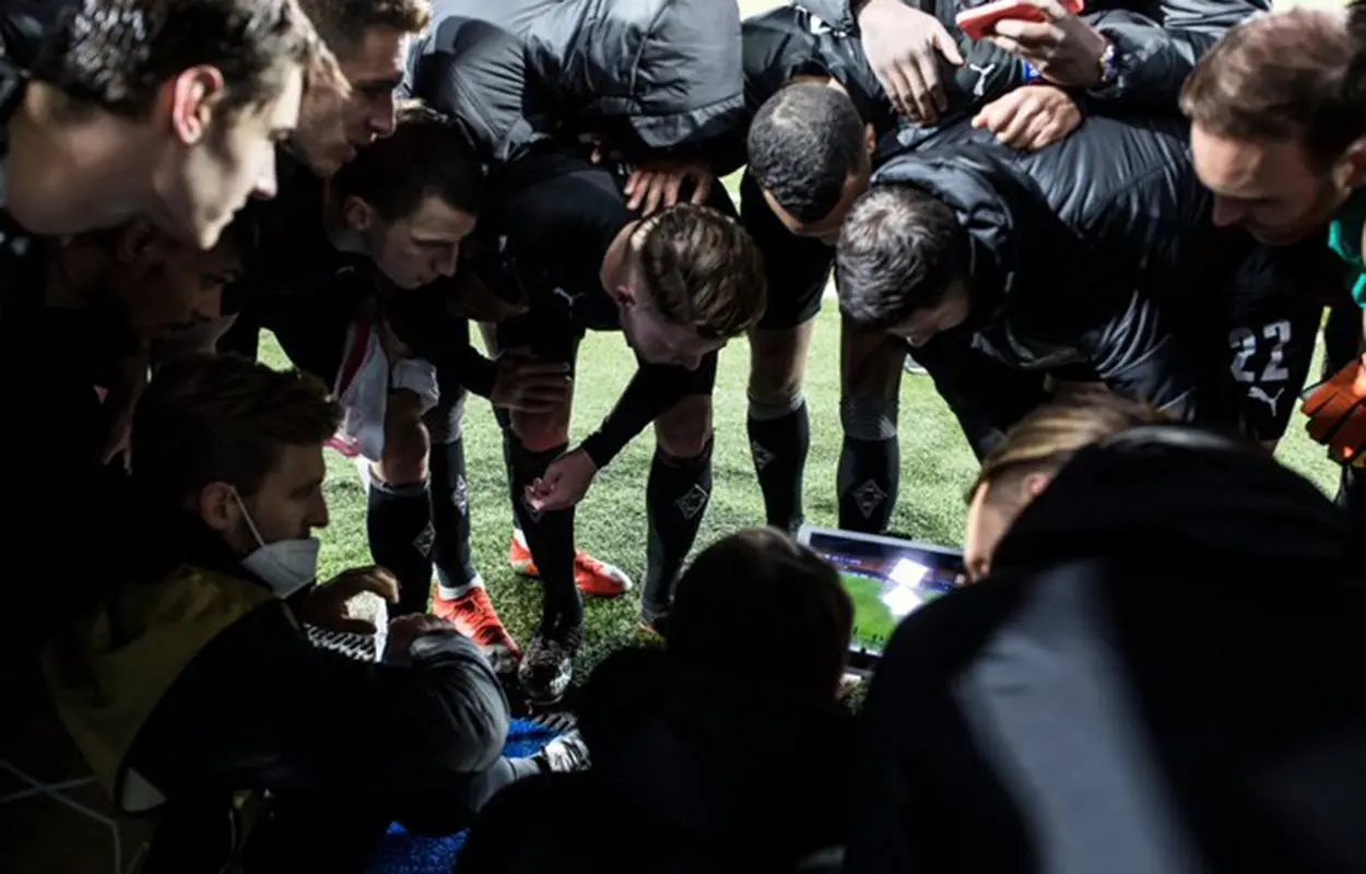 Jogadores do Gladbach esperam por definição de vaga nas oitavas da Champions League 2020/21