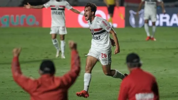 São Paulo vence Atlético MG por 3 a 0 e abre sete pontos na liderança