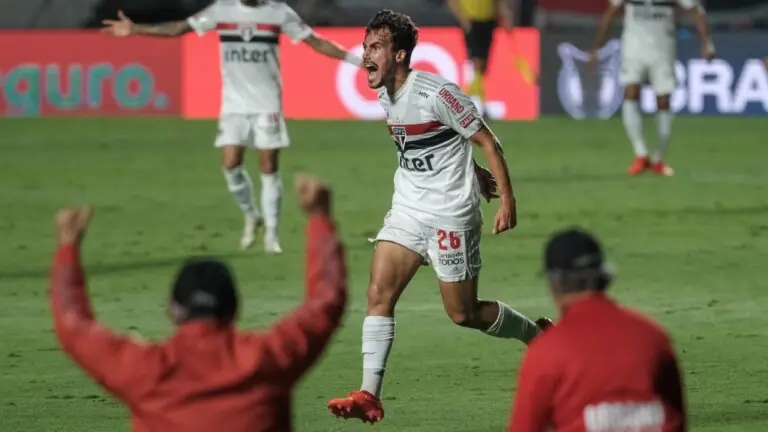 São Paulo vence Atlético MG por 3 a 0 e abre sete pontos na liderança