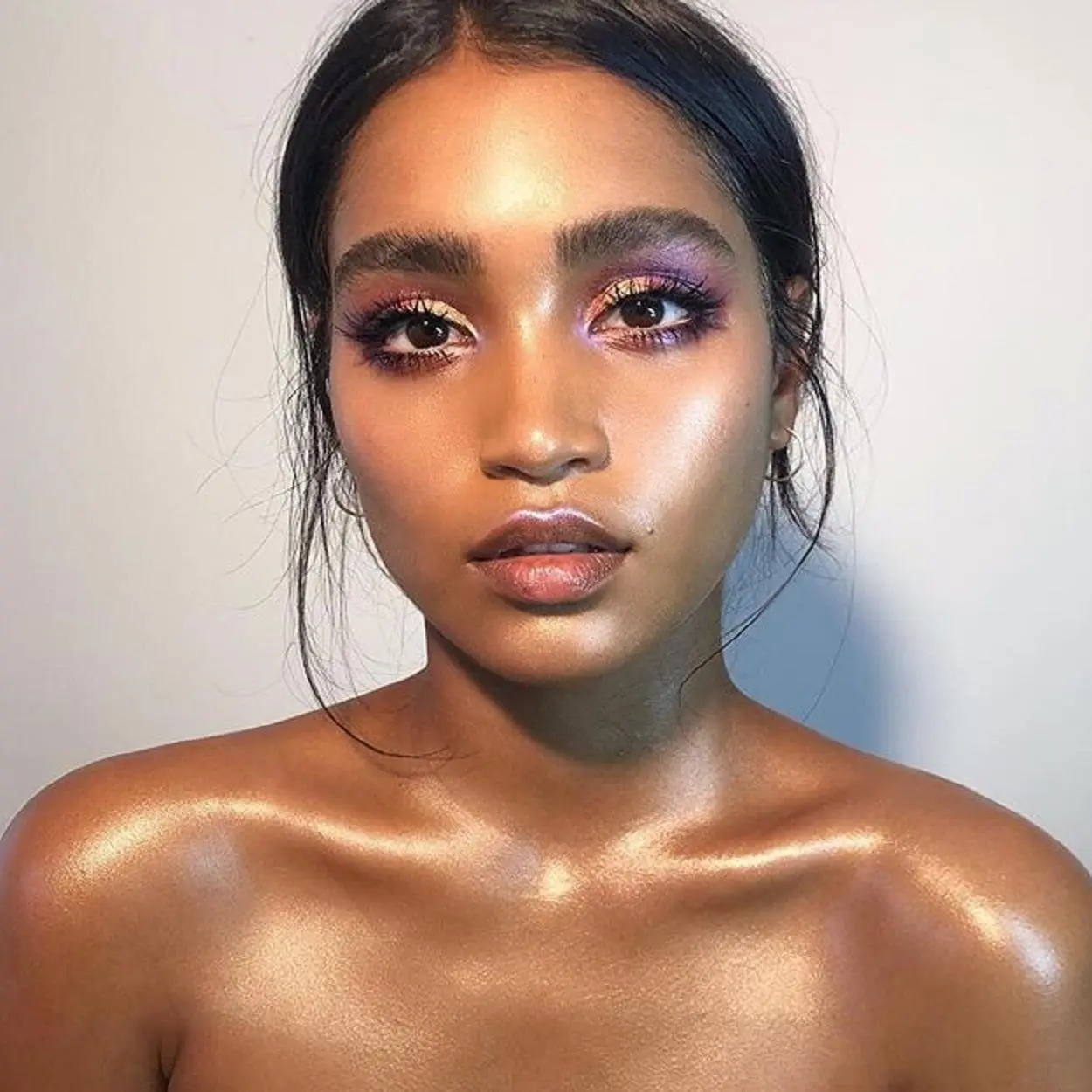 Iluminador corporal no colo