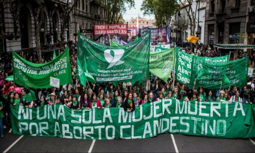 Onda verde: manifestantes em prol da legalização do aborto na argentina saem às ruas vestidos na cor verde