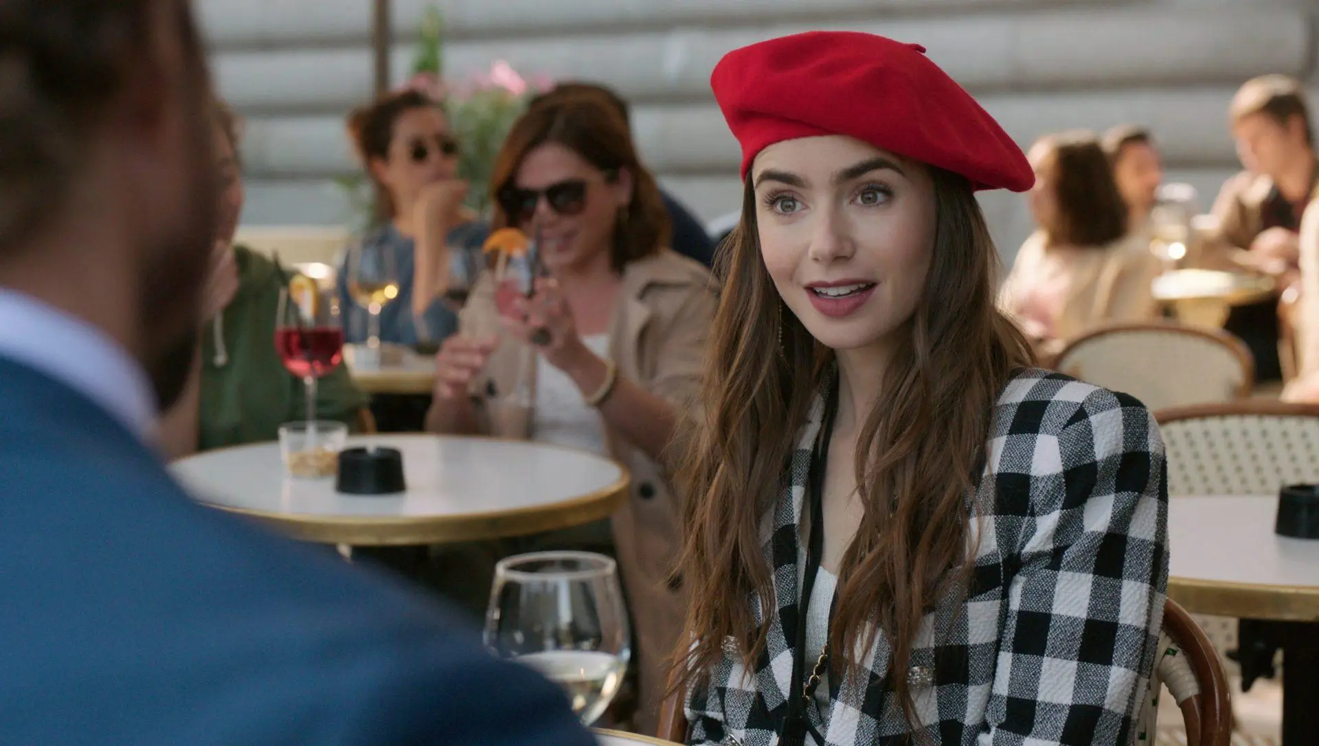 Imagem mostra cena da série Emily em Paris