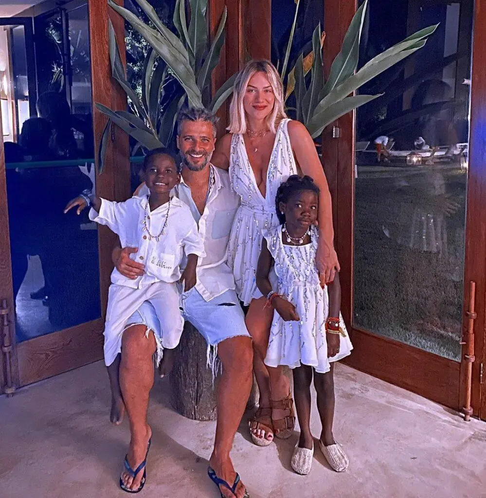 Na imagem Bruno Gagliasso Giovanna Ewbank e filhos