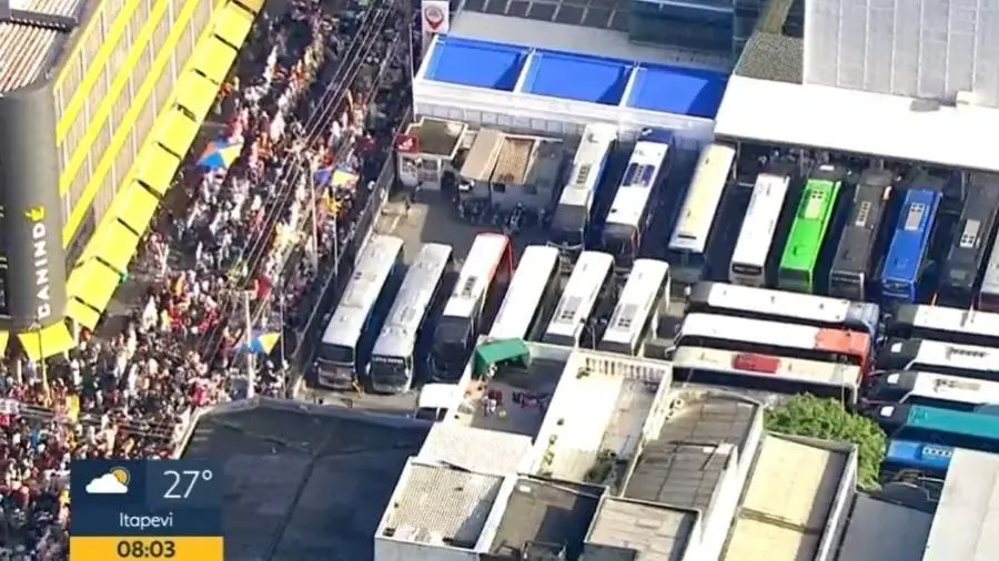 Compras de Natal superlotam 25 de Março e Brás em SP