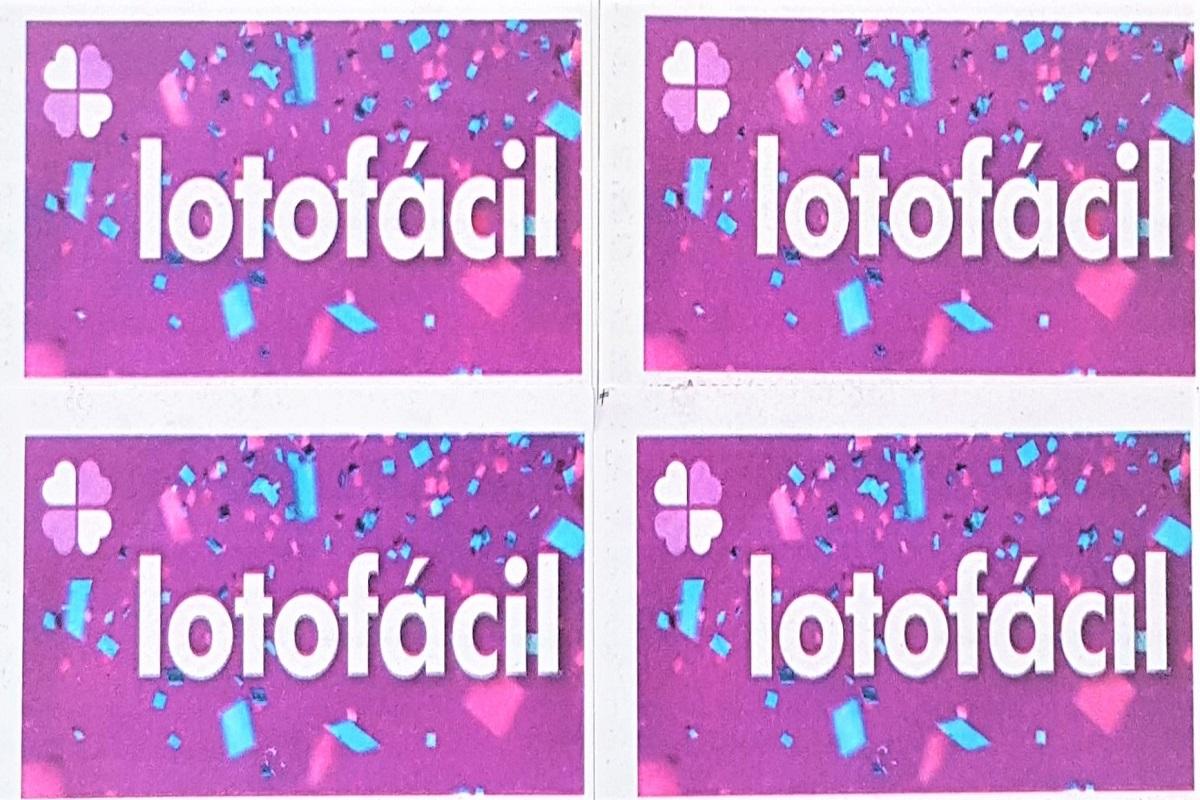 A imagem mostra volantes da Lotofácil