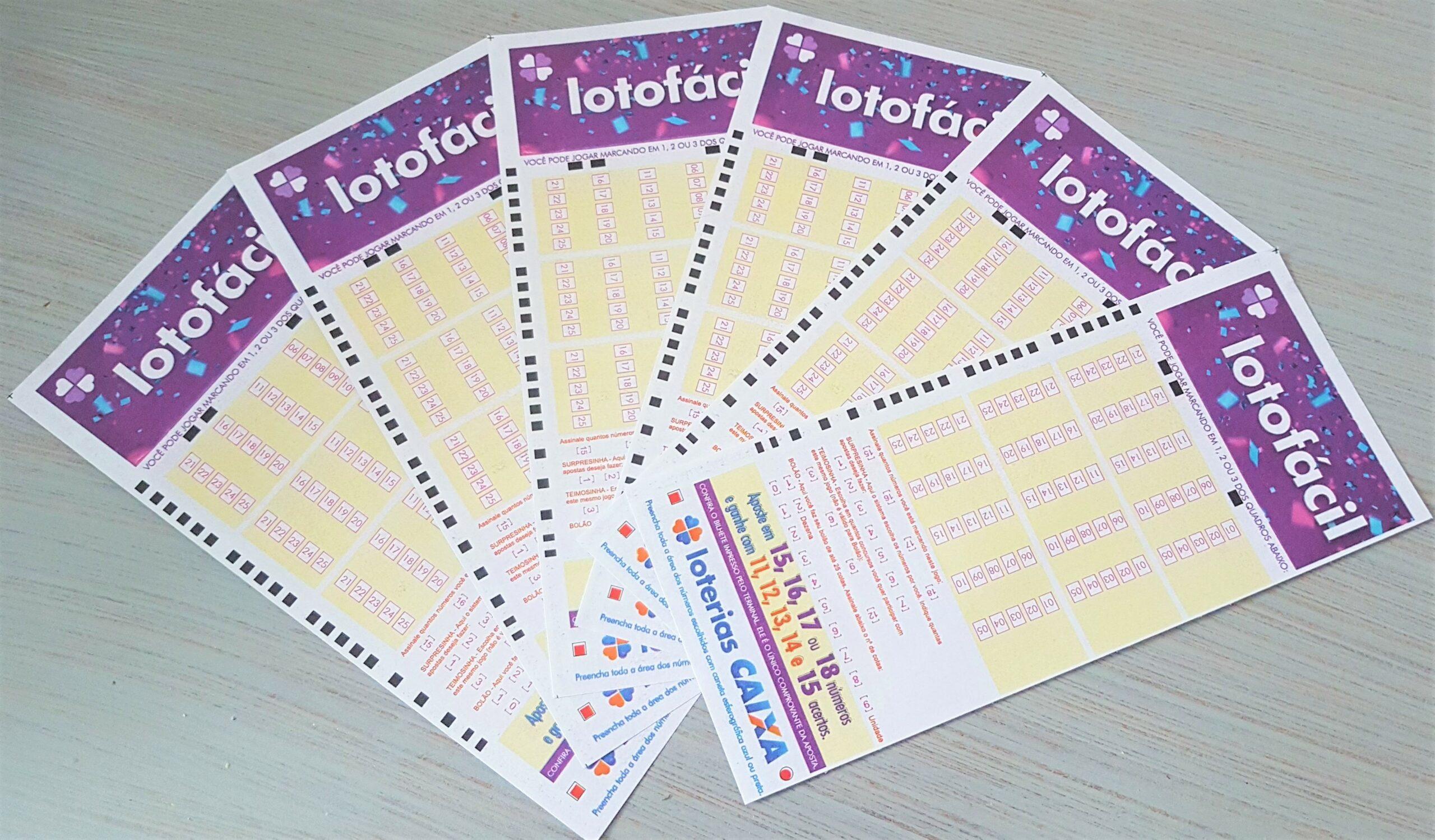 resultado da lotofácil 2128 Volantes da Lotofácil organizados em leque