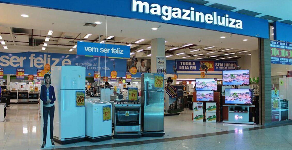 Magazine Luiza: produtos à venda em frente à uma loja