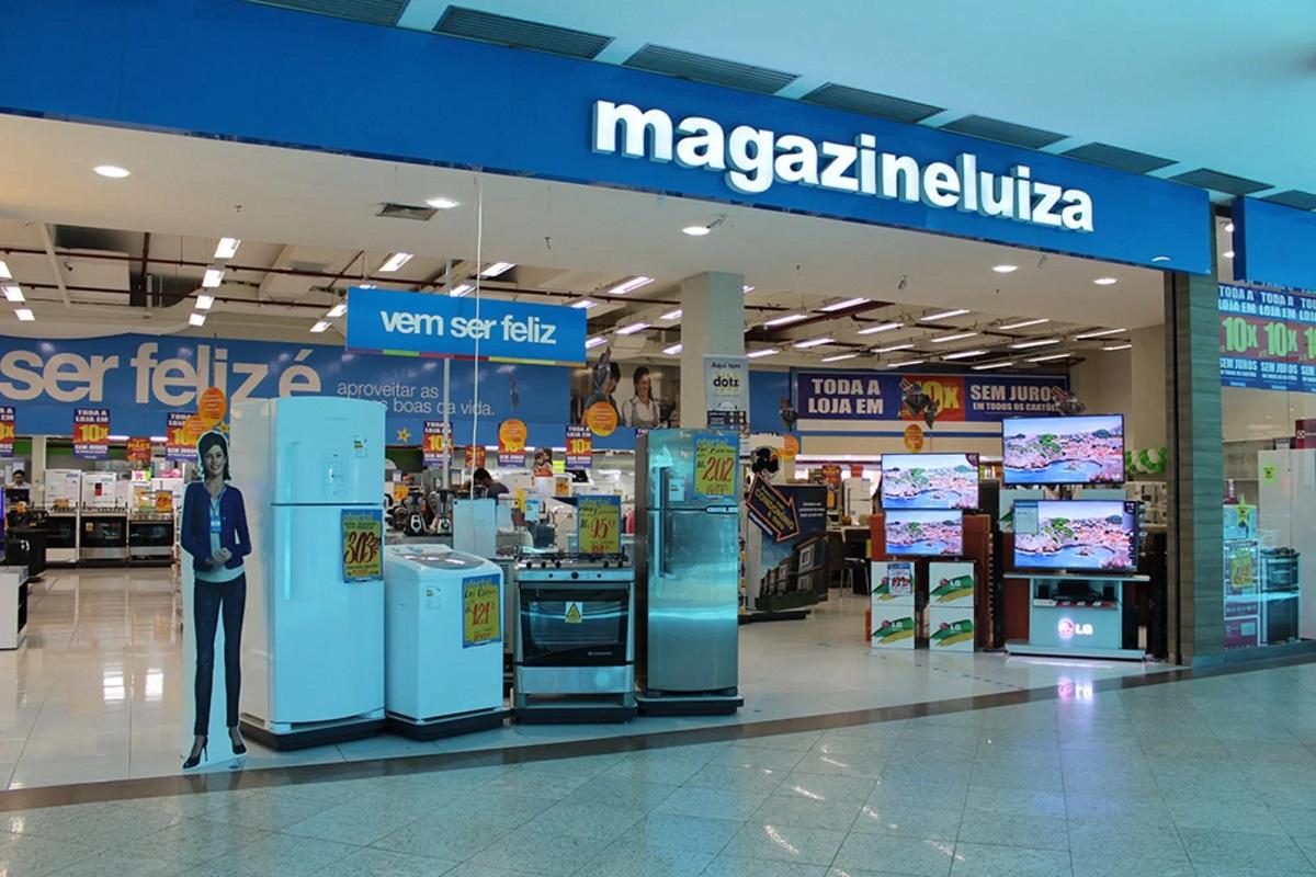 Magazine Luiza: produtos à venda em frente à uma loja