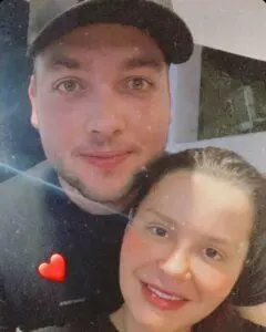 Na imagem a cantora Maraisa e o namorado, Artur Amaral