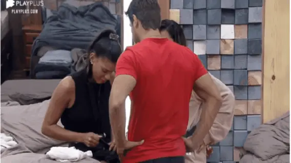 A Fazenda 12: Mariano dá chega pra lá em Jake: ‘tô falando com a Tatá’