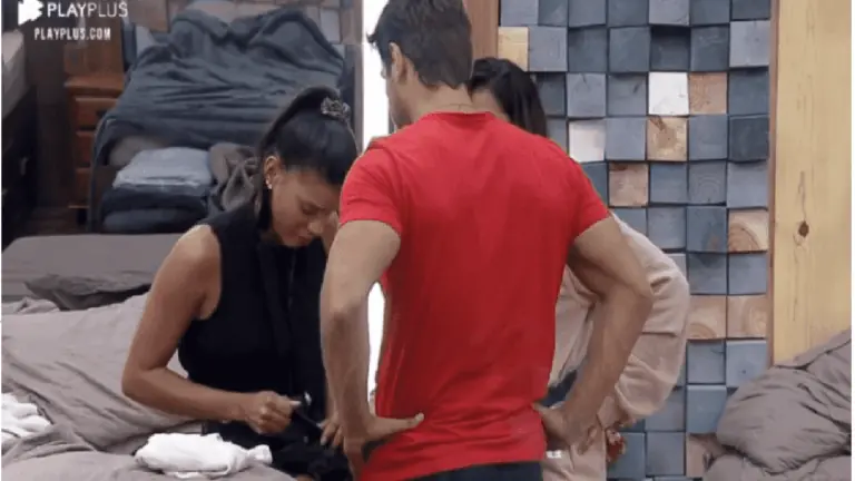 A Fazenda 12: Mariano dá chega pra lá em Jake: ‘tô falando com a Tatá’