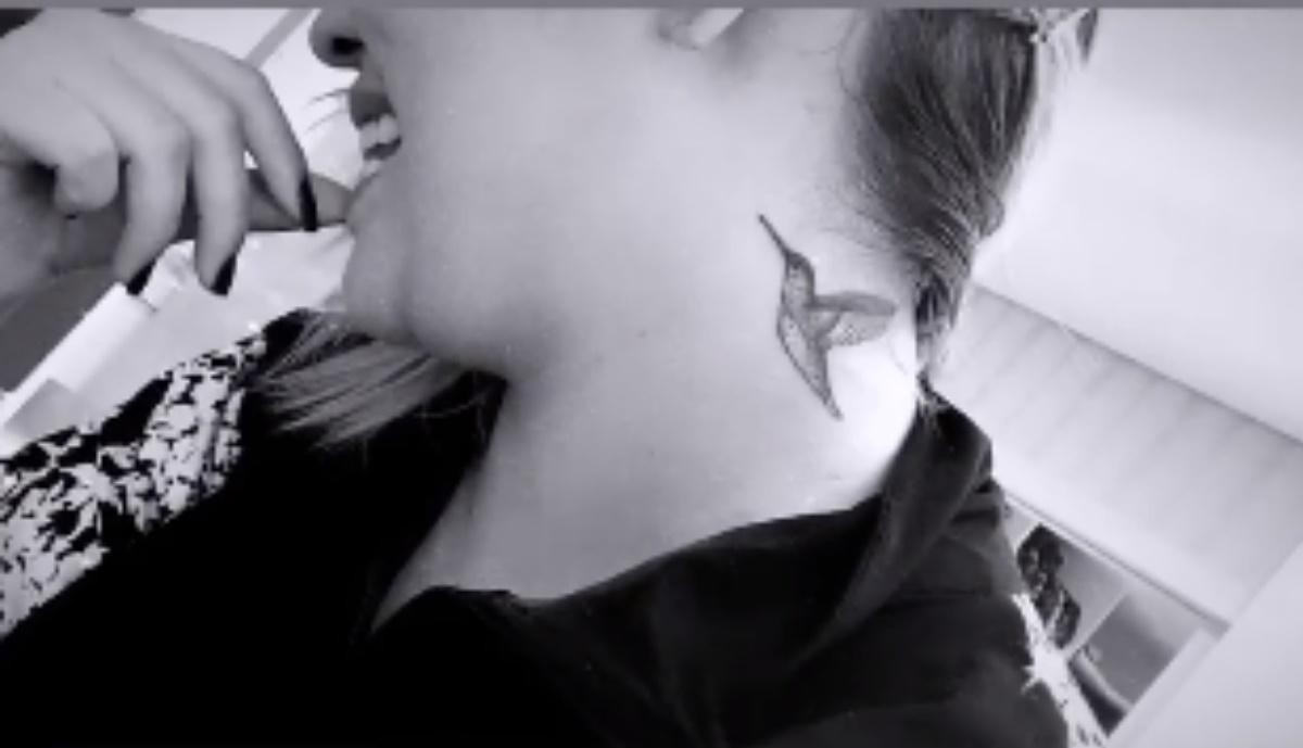 Imagem mostra tatuagem no pescoço de marilia mendonça