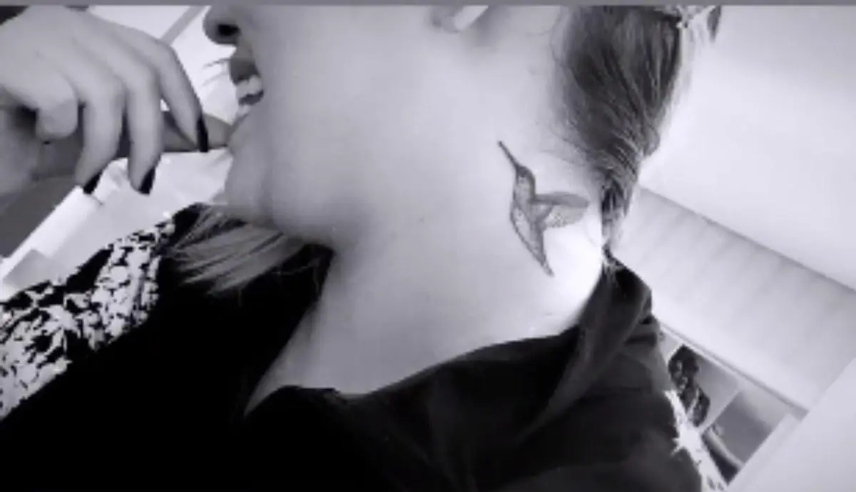Imagem mostra tatuagem no pescoço de Marilia Mendonça