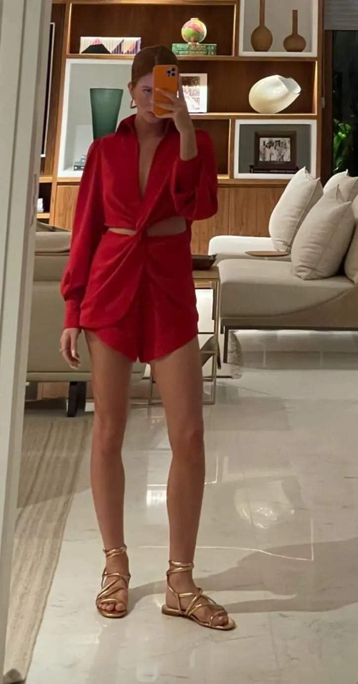 Imagem mostra Marina Ruy Barbosa vestida de vermelho para o Natal