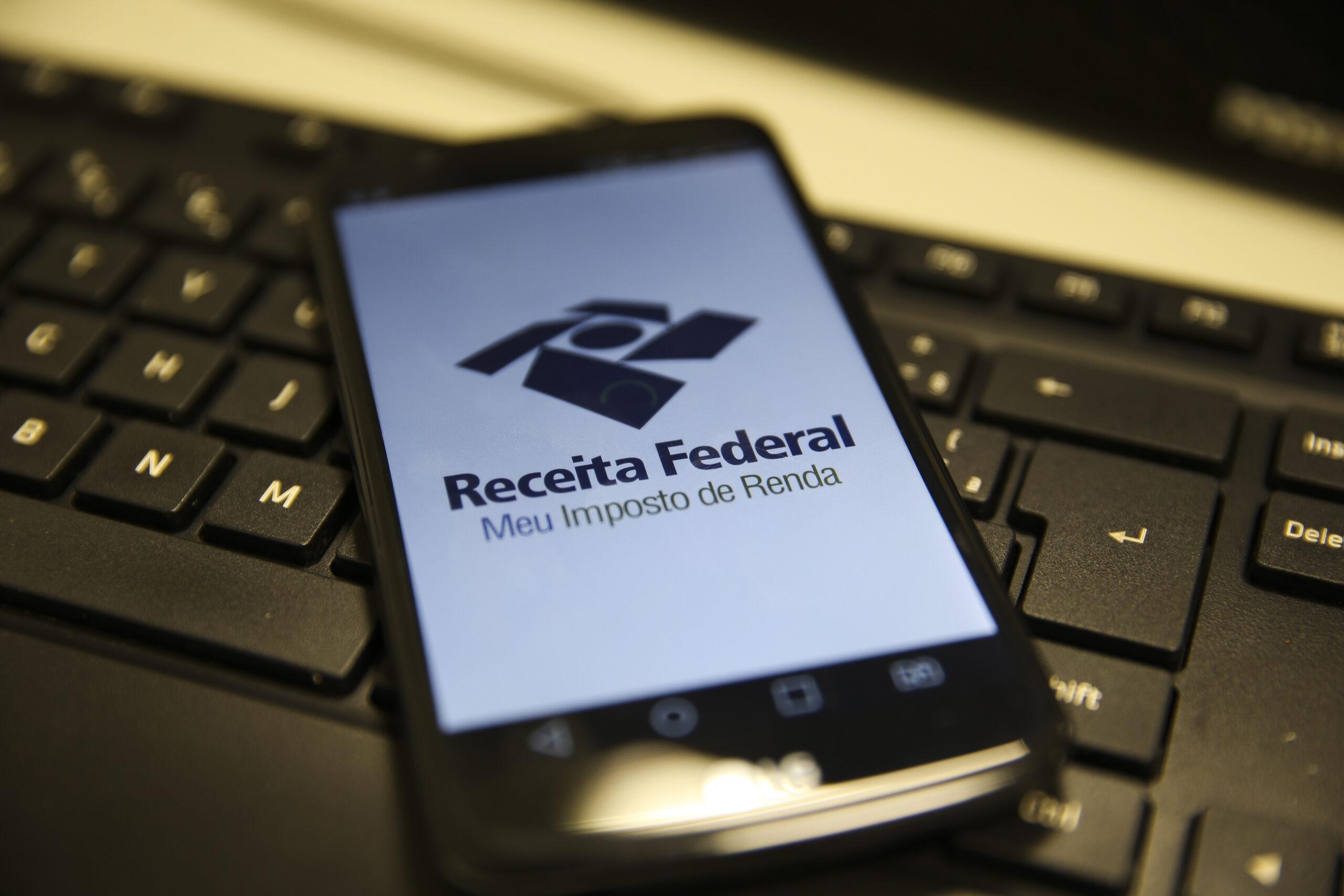 Imagem mostra celular com tela do aplicatvo da receita federal para declarar imposto de renda
