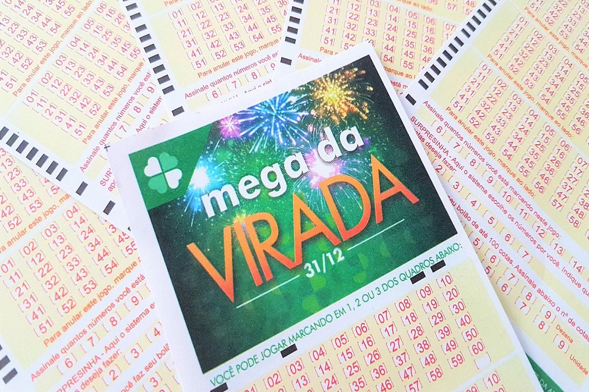 A iamgem mostra volantes da Mega da Virada