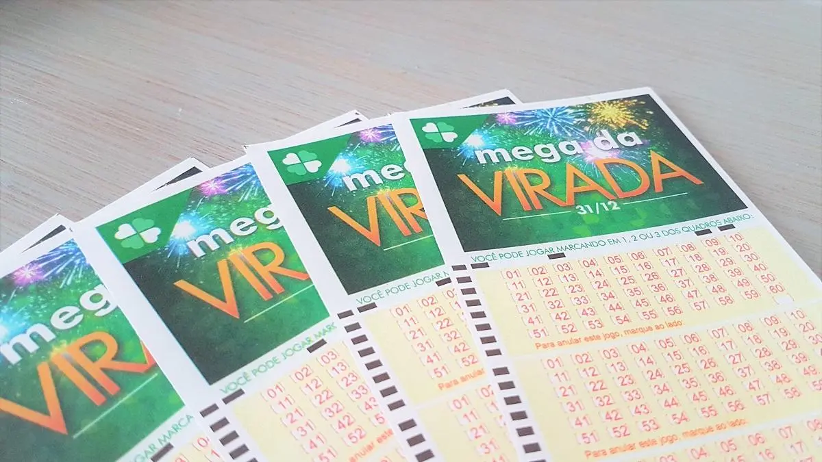 A imagem mostra volantes da Mega da Virada 2020