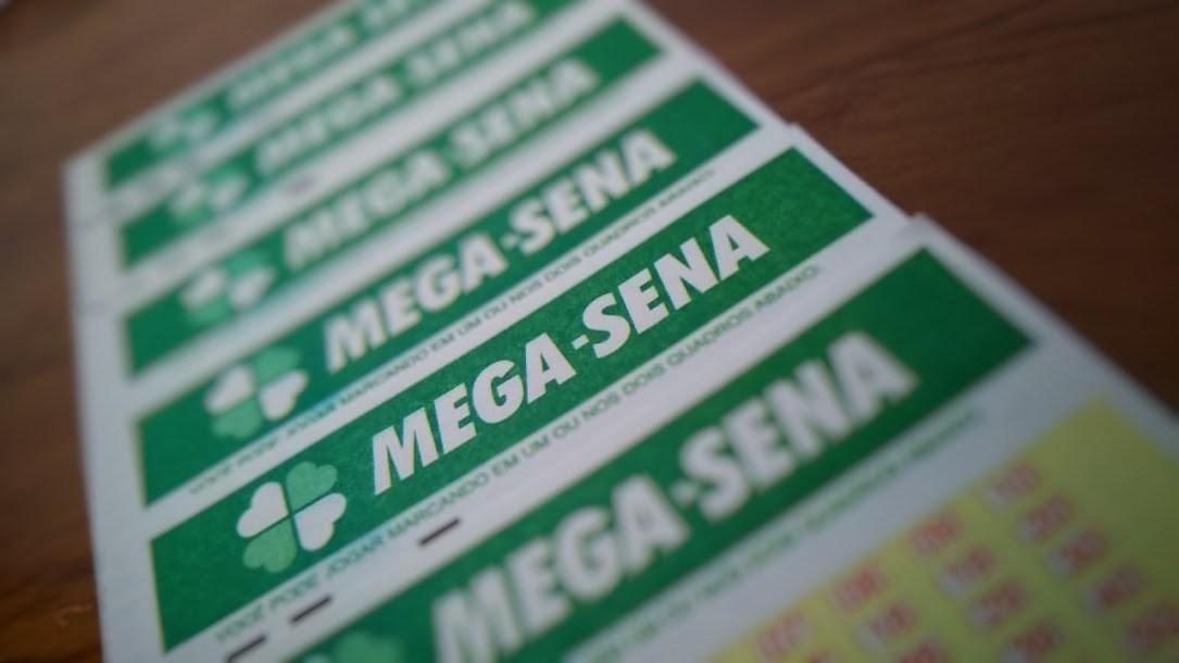 A imagem mostra diversos volantes da Mega-Sena