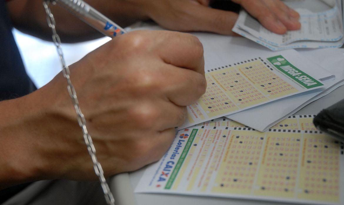 Mega-Sena acumula e vai sortear R$ 11 milhões neste sábado (05/12)