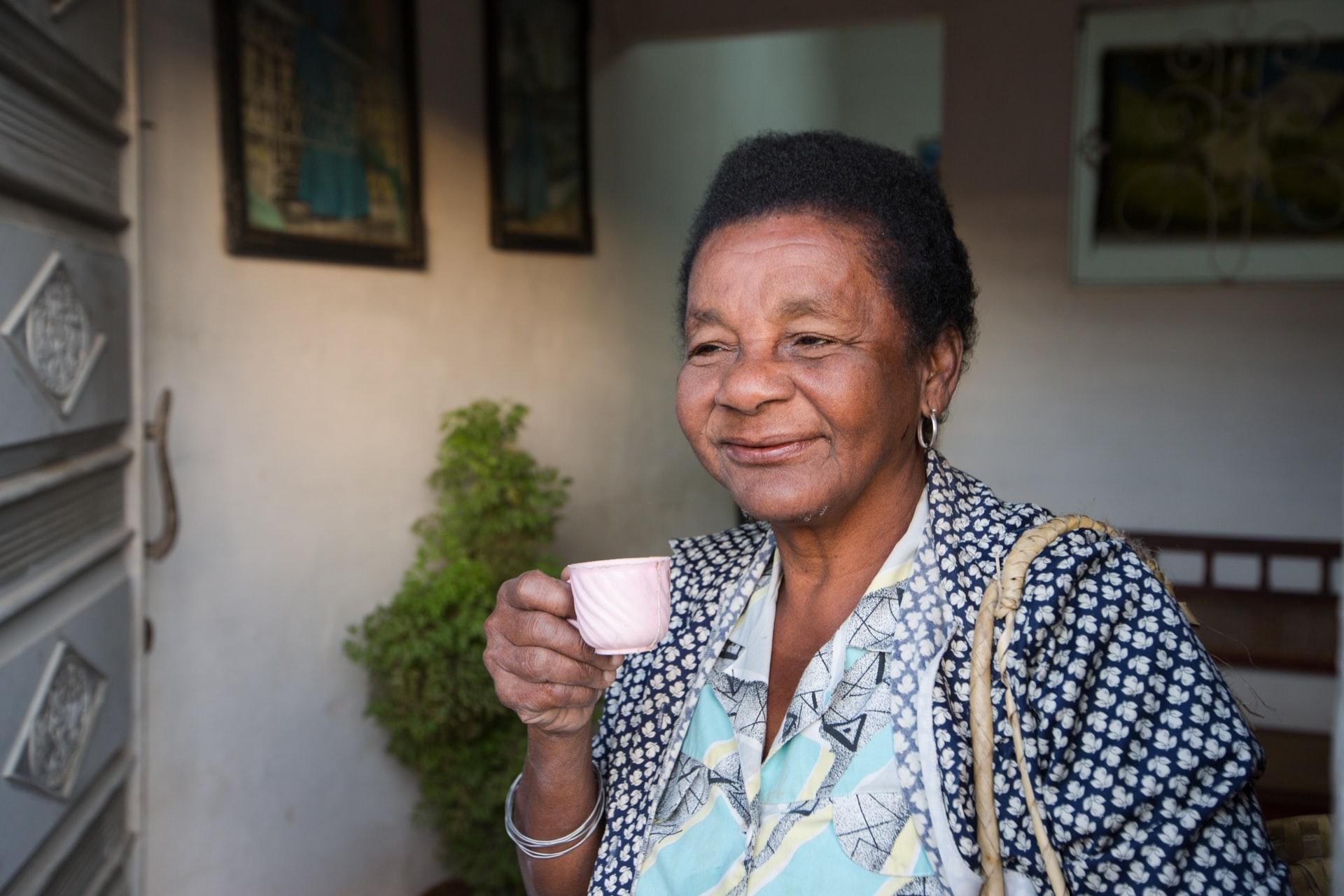 Mulher idosa. Aposentadoria 2021.