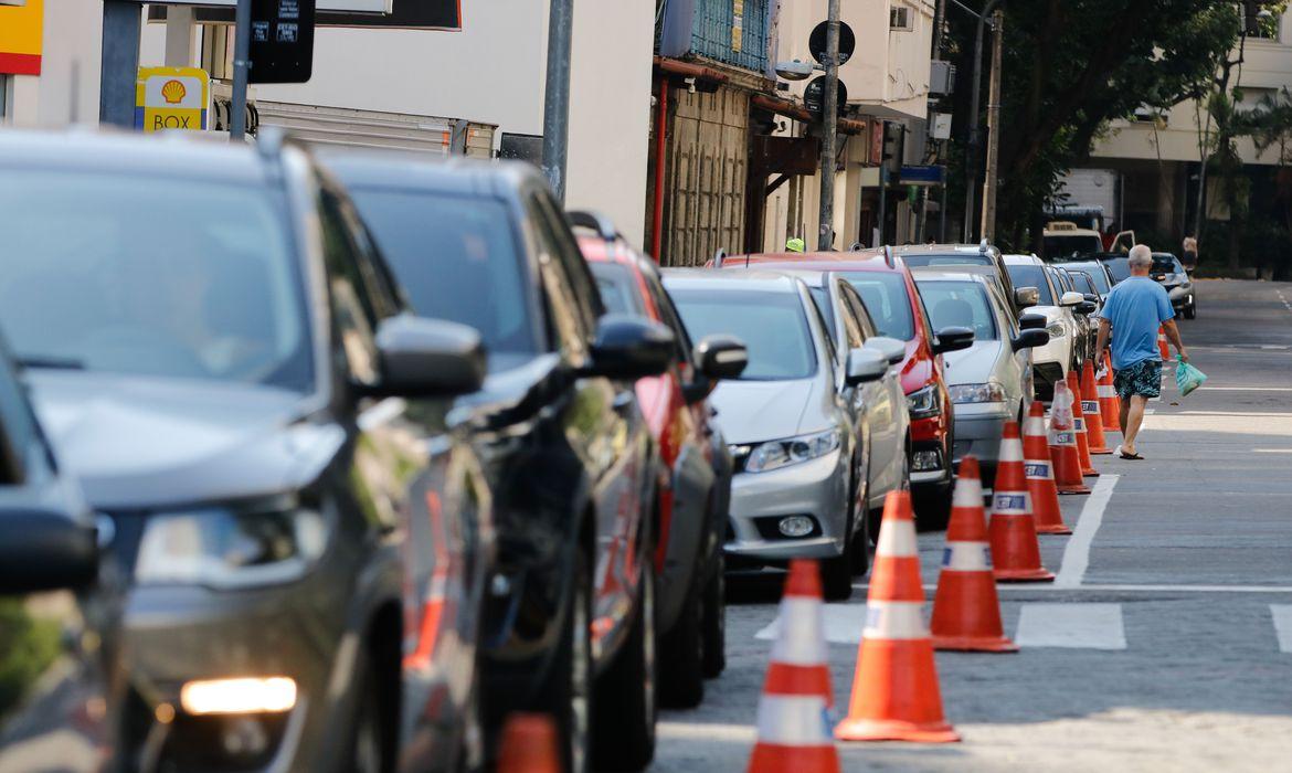 Parcelamento de multa e IPVA: carros no trânsito