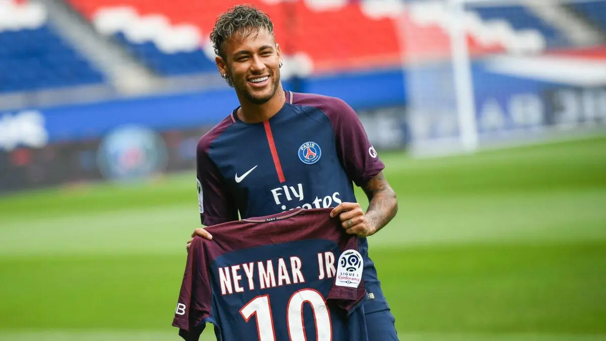 Neymar chegou a ter o maior salário do futebol, mas Messi ultrapassou o brasileiro