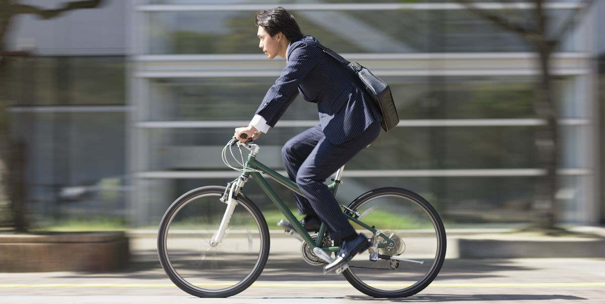 PEC Emergencial, representado por engravatado pedalando bicicleta