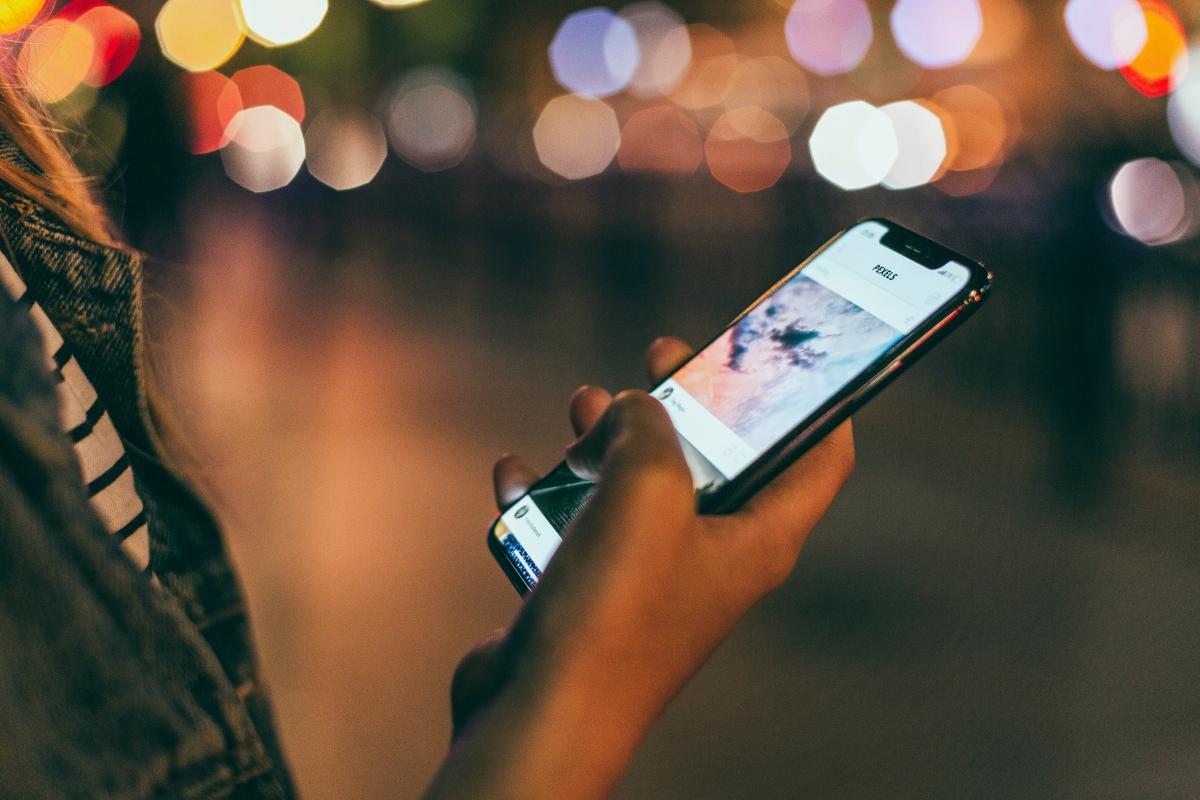 Pessoa segurando smartphone em Celulares por até 1 mil