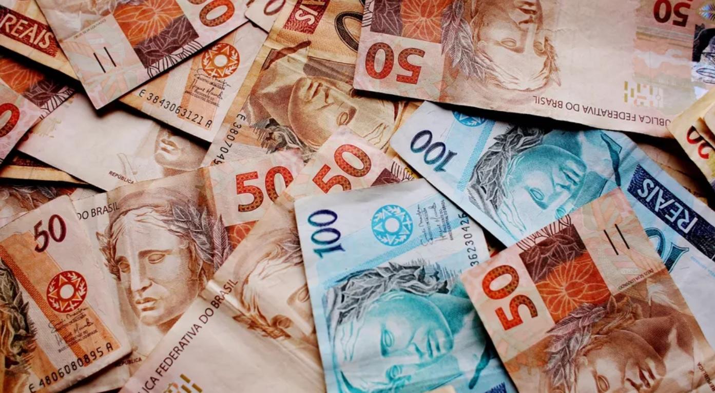 13° salário - notas de dinheiro