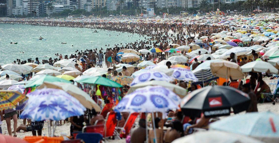 Verão no Rio: banhistas ocupam toda a faixa de areia