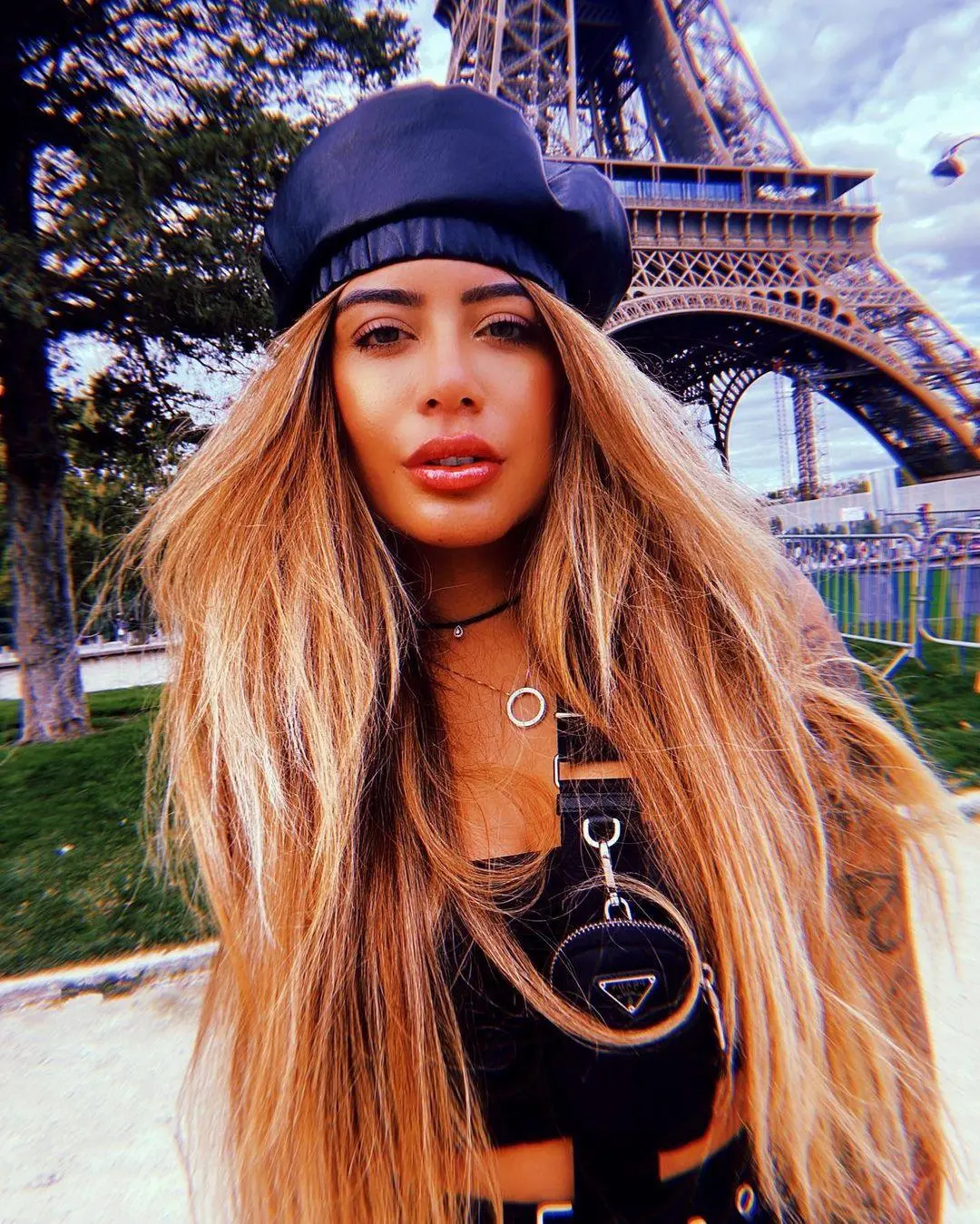 Imagem mostra Rafaella Santos em Paris, na França