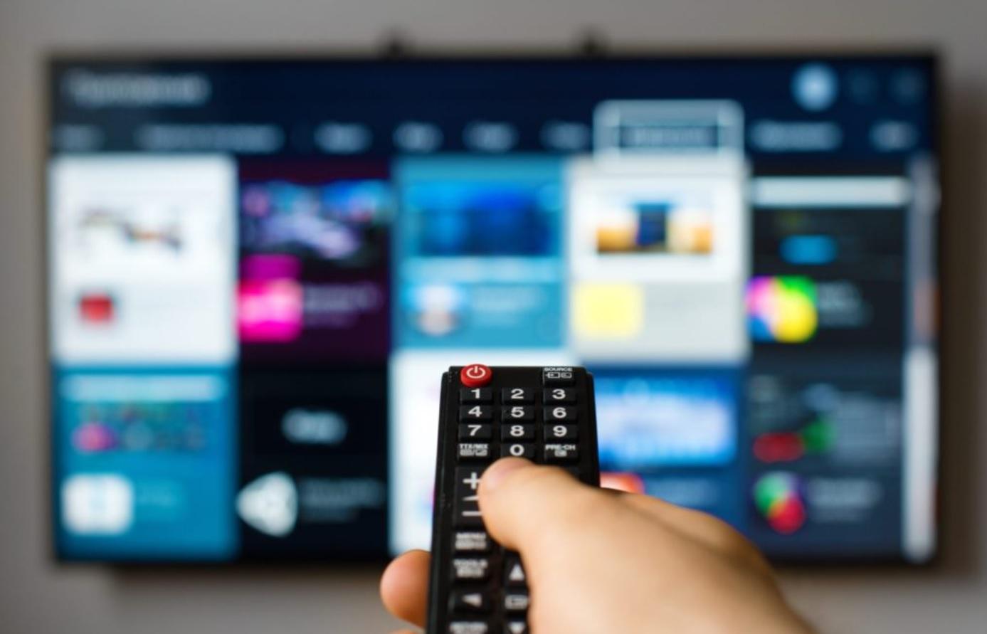 Foto mostra controle apontado para televisão
