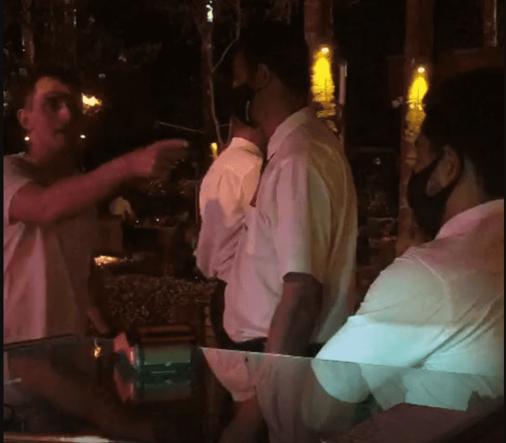 Foto mostra momento da briga entre empresário e manobrista em bar